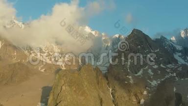 <strong>天山山脉</strong>和日落时的岩石。 吉尔吉斯斯坦。 鸟瞰图